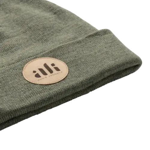 Teplá zimná čiapka s elegantnou koženou nášivkou s gravírovaným logom
