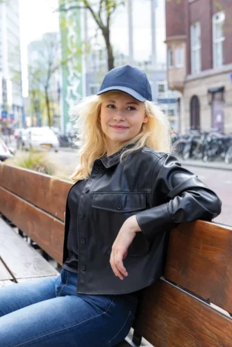 Modrá priedušná šiltovka s transferovou potlačou na čele