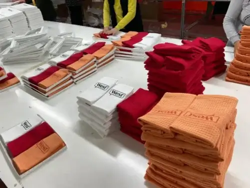 Poskladané reklamné uteráky s potlačou West