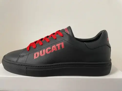 Športové tenisky Ducati so špeciálnou aplikáciou loga na jazyku