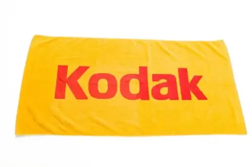 Žltá plážová osuška Kodak s plošným žakárovým vtkávaním vzoru