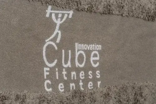 Vytkávané logo na froté uterák pre fitness centrum